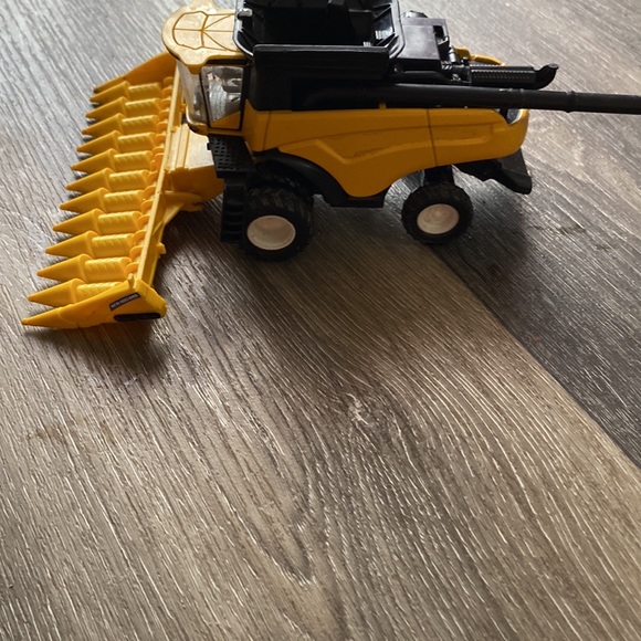 Moisoneuse bateusse new holland en jouet avec bar de coupe a blé et a maïs - Picture 4 of 8